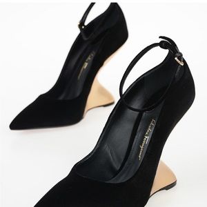 Salvatore Ferragamo Black Velvet Tivoli Pumps NWOT 6.5